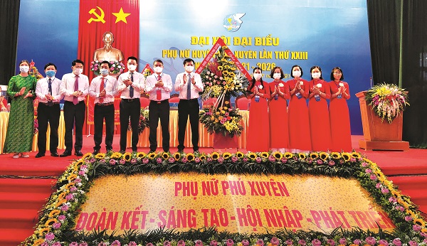 L&atilde;nh đạo Huyện ủy Ph&uacute; Xuy&ecirc;n tặng hoa ch&uacute;c mừng Đại hội