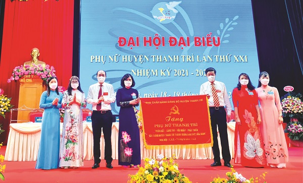 L&atilde;nh đạo Huyện ủy Thanh Tr&igrave; tặng bức trướng ch&uacute;c mừng Đại hội