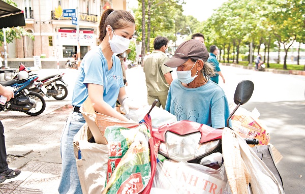 Người đẹp tặng nhu yếu phẩm cho người d&acirc;n.