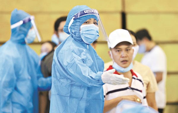 H&rsquo;hen-Nie l&agrave;m t&igrave;nh nguyện vi&ecirc;n trong khu vực ti&ecirc;m vắc-xin.