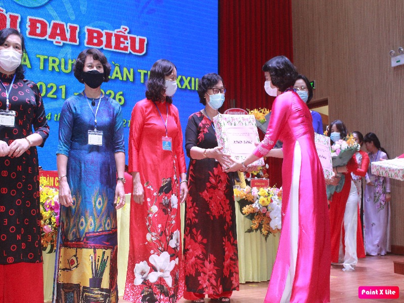 Đồng ch&iacute; Tạ Thị Thanh Huyền, Chủ tịch Hội LHPN quận Hai B&agrave; Trưng tặng hoa v&agrave; qu&agrave; cho c&aacute;c nguy&ecirc;n c&aacute;n bộ Hội kh&ocirc;ng t&aacute;i cử nhiệm kỳ tới