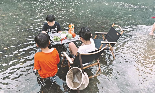 “Lỡ hẹn” với biển xanh, người Hà Nội về với thiên nhiên, núi rừng - ảnh 1