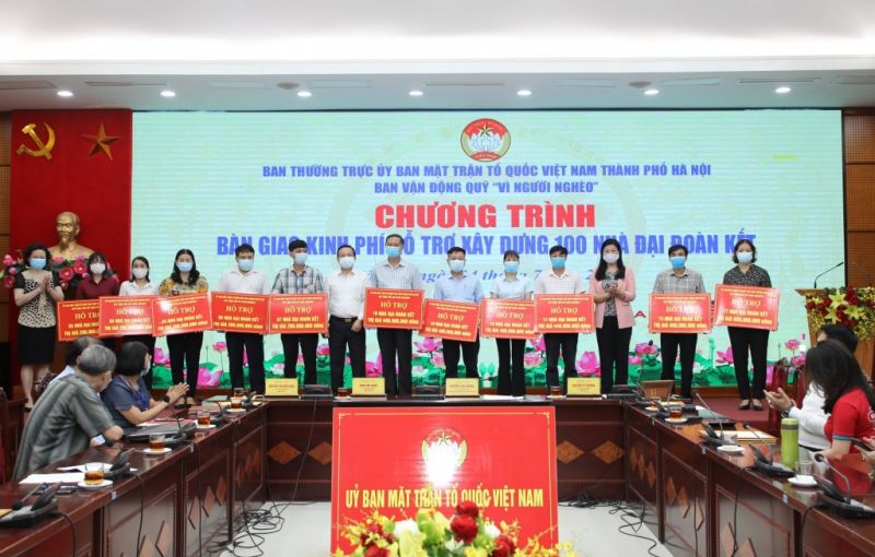 Đại diện MTTQ Việt Nam TP H&agrave; Nội trao kinh ph&iacute; hỗ trợ cho 11 huyện, thị x&atilde;