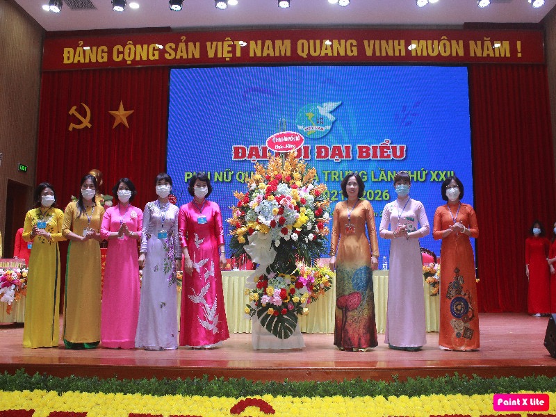 L&atilde;nh đạo Hội LHPN TP H&agrave; Nội tặng hoa ch&uacute;c mừng Đại hội