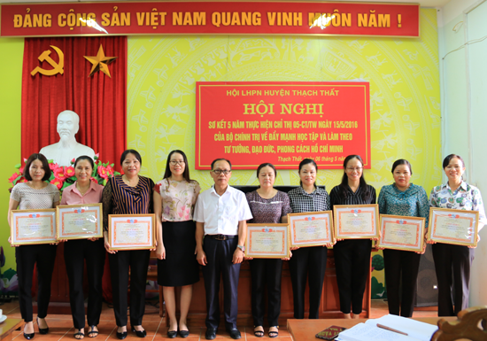 Nhiều tập thể c&aacute; nh&acirc;n c&oacute; th&agrave;nh t&iacute;ch xuất sắc được Hội LHPN huyện biểu dương khen thưởng (HPN)