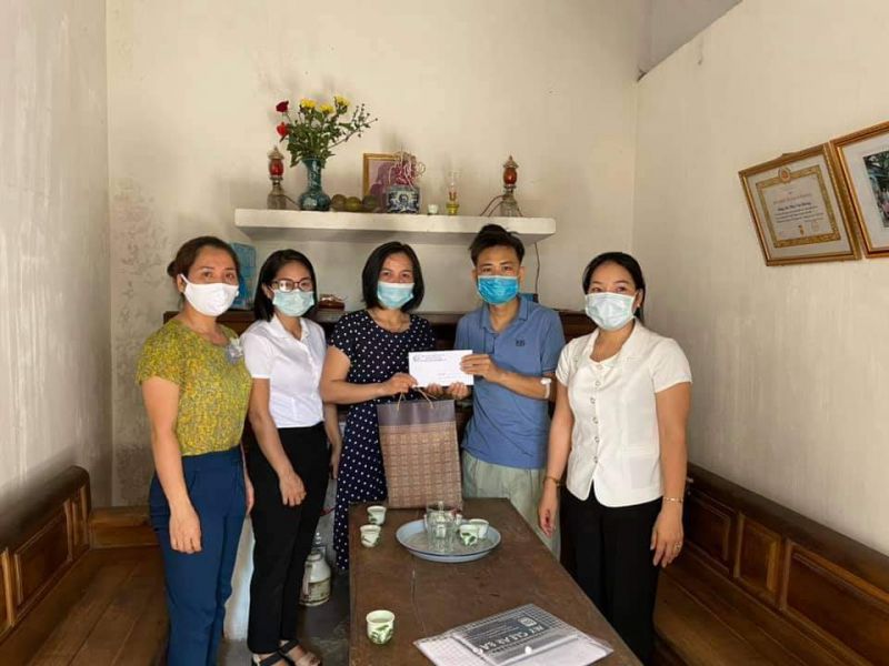 Hội PN huyện Quốc Oai tặng qu&agrave; cho gia đ&igrave;nh hội vi&ecirc;n c&oacute; ho&agrave;n cảnh kh&oacute; khăn. (BC)