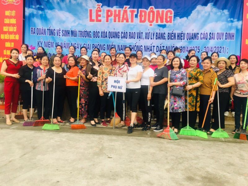 Hội vi&ecirc;n phụ nữ quận Bắc Từ Li&ecirc;m tại lễ ph&aacute;t động ra qu&acirc;n tổng vệ sinh m&ocirc;i trường