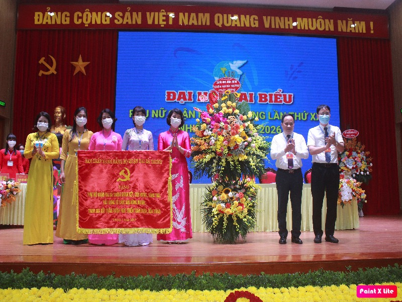 L&atilde;nh đạo Quận uỷ Hai B&agrave; Trưng tặng hoa v&agrave; trướng ch&uacute;c mừng Đại hội