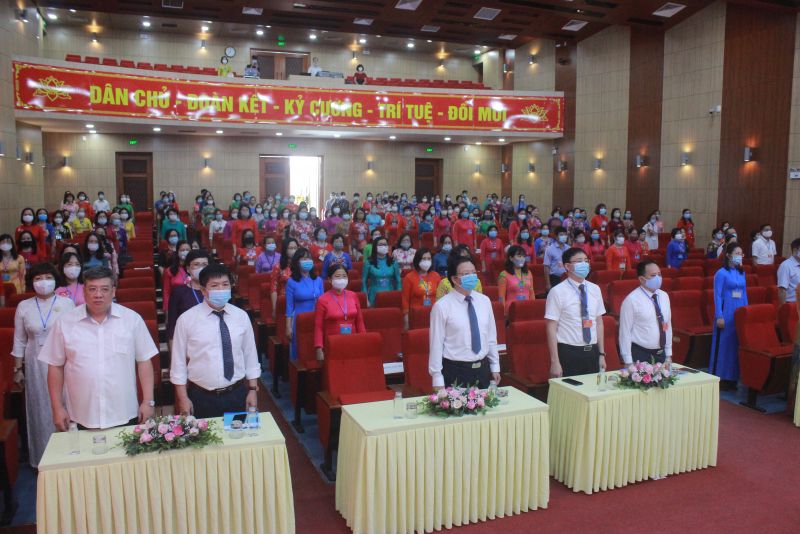 C&aacute;c đại biểu thực hiện nghi lễ Ch&agrave;o cờ