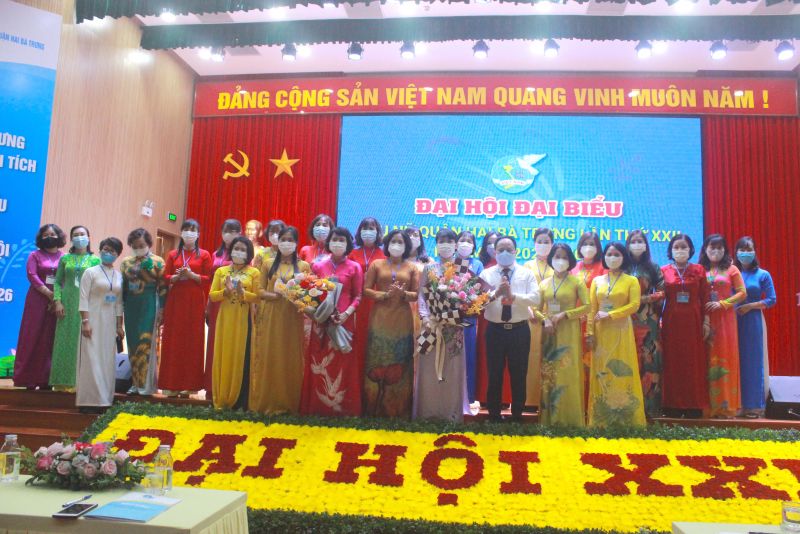 Ban Thường vụ Hội LHPN quận Hai B&agrave; Trưng nhiệm kỳ 2021-2026 ra mắt Đại hội