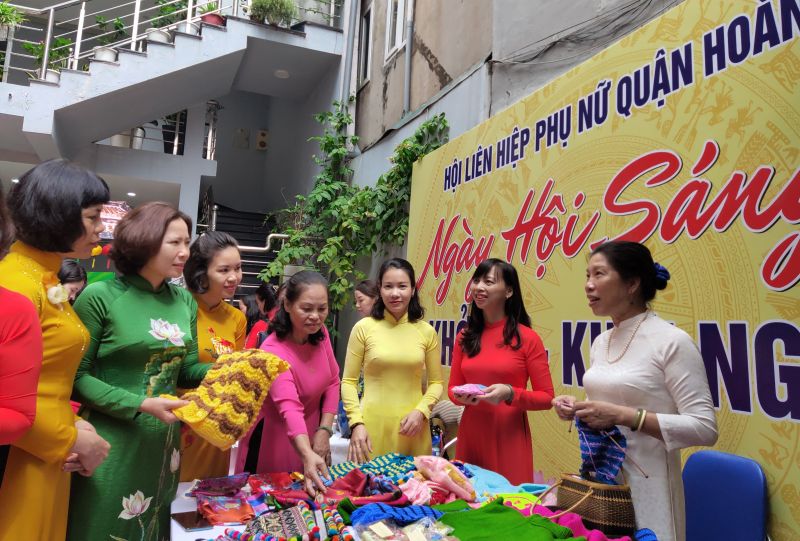 Đại biểu l&atilde;nh đạo Hội LHPN H&agrave; Nội, Hội LHPN quận Ho&agrave;n Kiếm thăm quan c&aacute;c gian h&agrave;ng cho chị em c&aacute;n bộ hội vi&ecirc;n phụ nữ tổ chức dịp kỷ niệm ng&agrave;y th&agrave;nh lập Hội LHPN Việt Nam 20/10/2020 (TT)