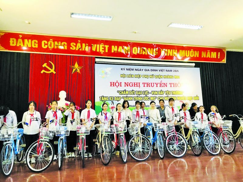 Hội LHPN quận Ho&agrave;ng Mai trao tặng &ldquo;xe đạp y&ecirc;u thương&rdquo; cho trẻ em ngh&egrave;o học (HPN)