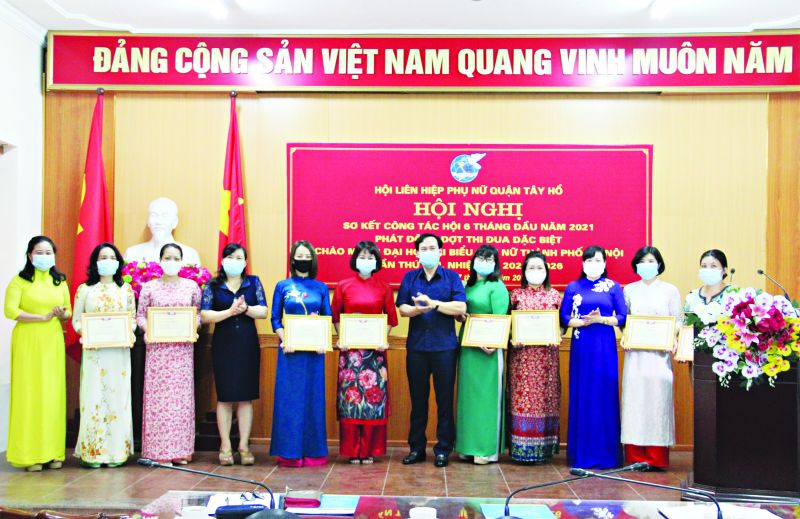 Đại diện lãnh đạo quận Tây Hồ và Hội LHPN quận trao khen thưởng cho Hội LHPN cơ sở vì có thành tích trong công tác tuyên truyền bầu cử đại biểu Quốc hội và Hội đồng nhân dân các cấp, nhiệm kỳ 2021 – 2026 (T.H).