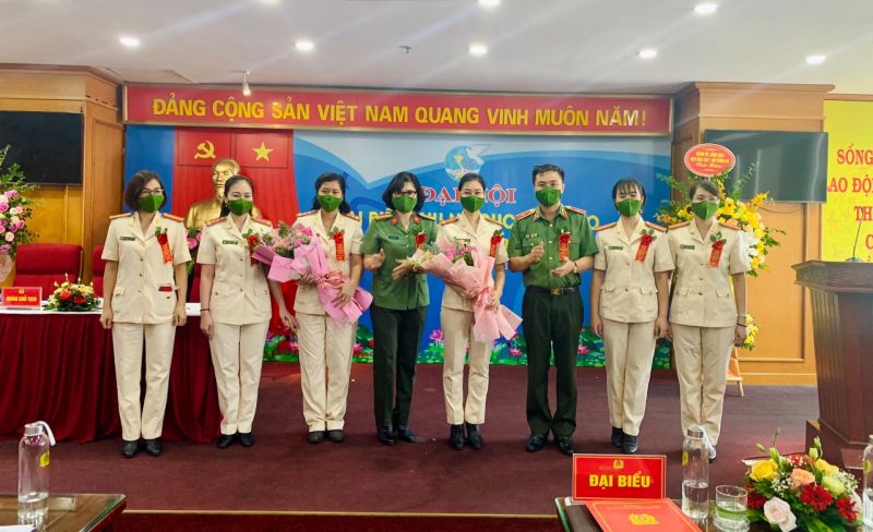 Thiếu tướng Đỗ Anh Tuấn &ndash; B&iacute; thư Đảng ủy Cục trưởng, Cục Đ&agrave;o tạo &ndash; Bộ C&ocirc;ng An tặng hoa ch&uacute;c mừng c&aacute;c đồng ch&iacute; được bầu v&agrave;o BCH