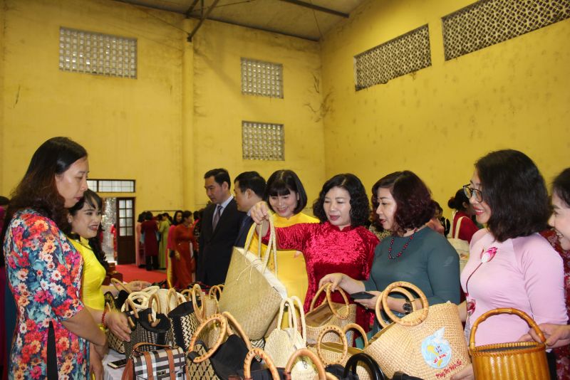 C&aacute;c đại biểu l&atilde;nh đạo Hội LHPN H&agrave; Nội, huyện Thường T&iacute;n thăm quan gian h&agrave;ng giới thiệu sản phẩm nghề truyền thống tại c&aacute;c địa phương