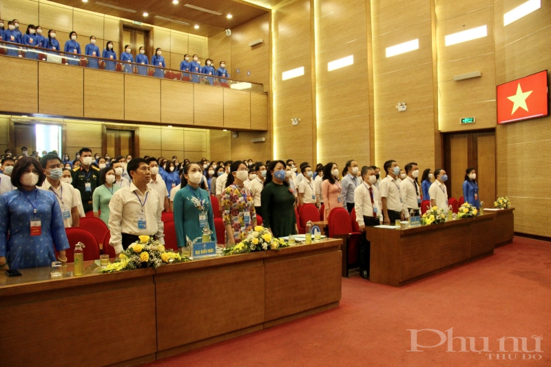 Các đại biểu thực hiện nghi lễ chào cờ tại Đại hội. Các đại biểu thực hiện nghi lễ chào cờ tại Đại hội.