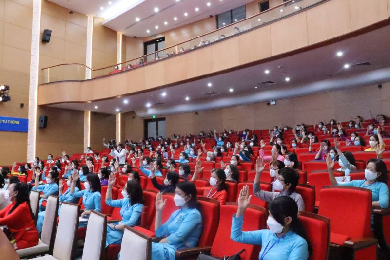 183 đại biểu chính thức biểu quyết giơ tay bầu BCH Hội LHPN quận Đống Đa khóa XXIII, bầu đoàn đại biểu dự Đại hội Đại biểu Phụ nữ TP Hà Nội lần thứ XVI