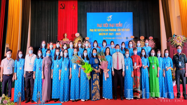 BCH kho&aacute; mới chụp ảnh lưu niệm c&ugrave;ng c&aacute;c l&atilde;nh đạo Huyện, l&atilde;nh đạo Hội LHPN TP. H&agrave; Nội.