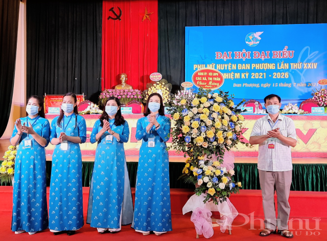 Đại diện Đảng uỷ, Hội LHPN các xã tặng hoa chúc mừng Đại hội  .