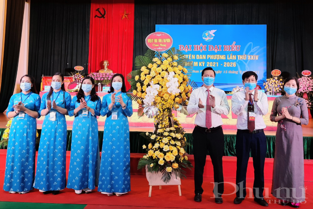 Đại diện Huyện uỷ, HĐND, UBND Huyện tặng hoa chúc mừng Đại hội.