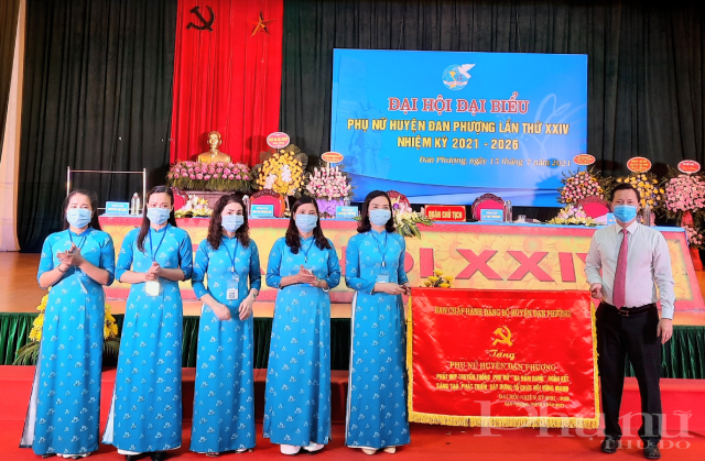 Đồng chí Trần Đức Hải tặng Đại hội bức trướng có dòng chữ: 