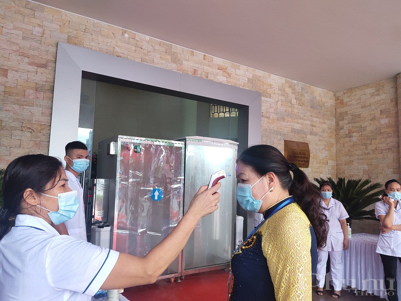 C&aacute;c đại biểu thực hiện nghi&ecirc;m t&uacute;c c&ocirc;ng t&aacute;c ph&ograve;ng chống dịch  theo khuyến cao của Bộ Y tế