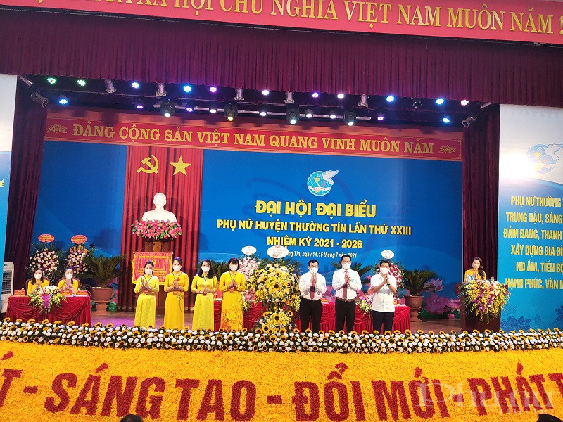 C&aacute;c đại biểu l&atilde;nh đạo Huyện ủy tặng hoa ch&uacute;c mừng Đại hội