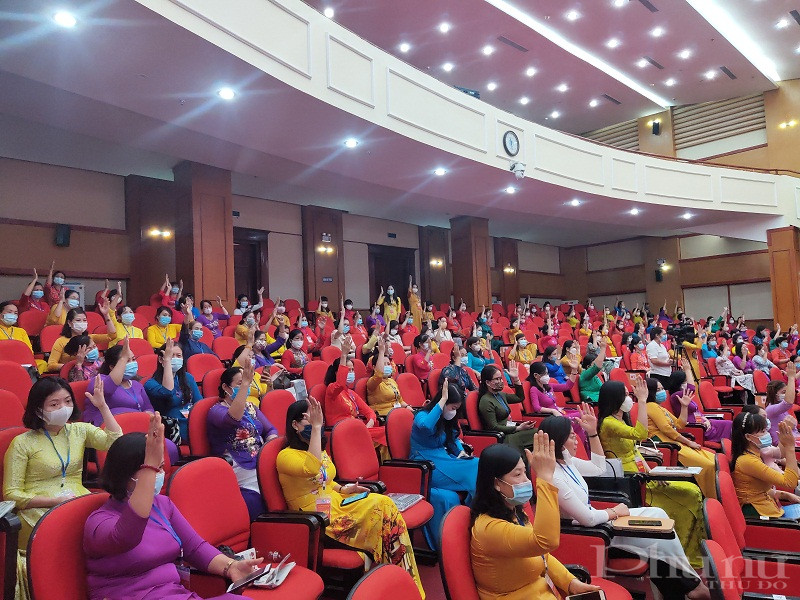 C&aacute;c đại biểu biểu quyết tại Đại hội bầu BCH, bầu Đo&agrave;n đại biểu đi dự đại hội phụ nữ th&agrave;nh phố H&agrave; Nội lần thứ XVI