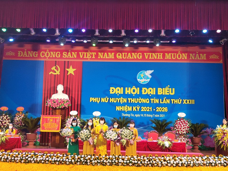 Đại hội dịp n&agrave;y cũng tổ chức tặng hoa chia tay c&aacute;c đồng ch&iacute; th&ocirc;i kh&ocirc;ng tham gia Ban chấp h&agrave;nh nhiệm kỳ 2021 - 2026