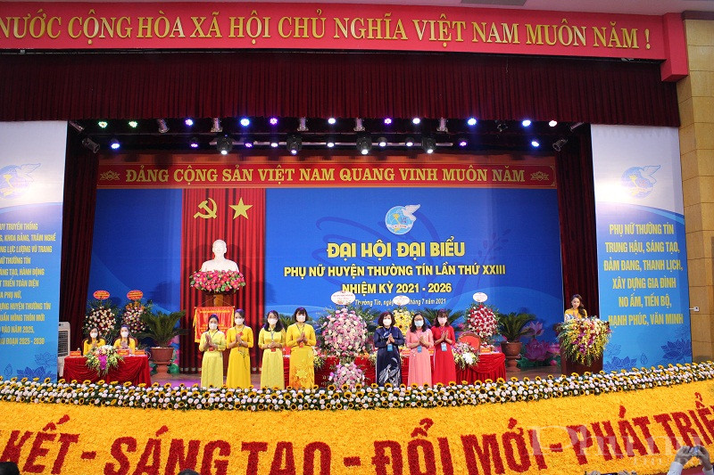 Hội LHPN H&agrave; Nội tặng hoa ch&uacute;c mừng Đại hội