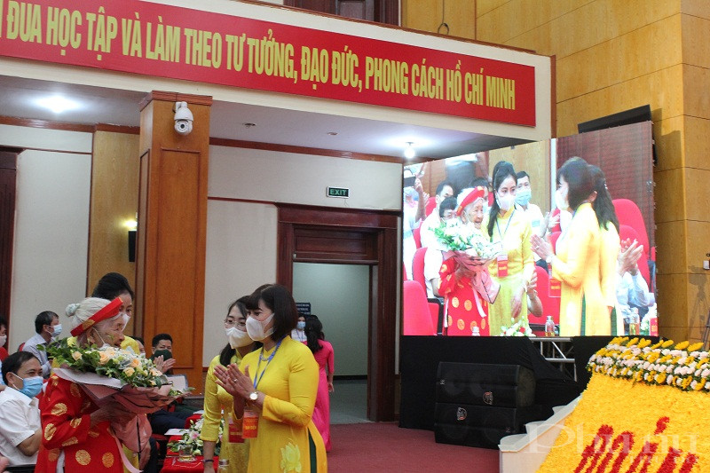Hội PN huyện tặng hoa Mẹ Việt Nam Anh h&ugrave;ng đ&atilde; đến dự Đại hội