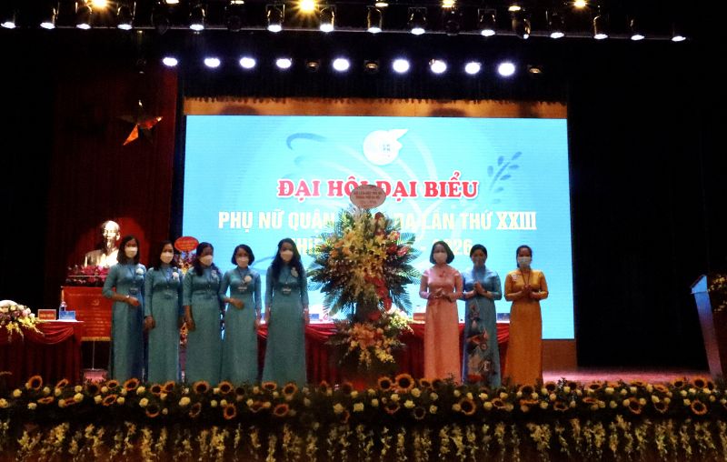 Phó Chủ tịch Hội LHPN Hà Nội Phạm Thị Thanh Hương (thứ 3 từ phải sang) cùng BTV Hội LHPN Hà Nội tặng hoa chúc mừng Đại hội Đại biểu Phụ nữ quận Đống Đa nhiệm kỳ 2021 - 2026
