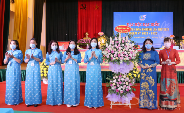 Hội LHPN TP. Hà Nội tặng hoa chúc mừng Đại hội.