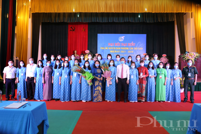 BCH khoá mới chụp ảnh lưu niệm cùng các lãnh đạo Huyện, lãnh đạo Hội LHPN TP. Hà Nội.