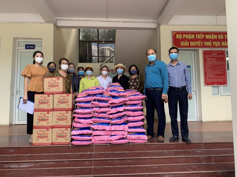 L&atilde;nh đạo UBND phường v&agrave; Hội LHPN phường Mai Dịch trao qu&agrave; hỗ trợ cho c&aacute;c hội vi&ecirc;n phụ nữ c&oacute; ho&agrave;n cảnh kh&oacute; khăn bị ảnh hưởng bởi Covid-19