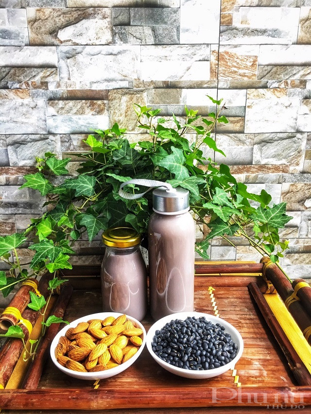 Sữa hạt từ hạnh nhân và đỗ đen do chị Trần Duyên tự làm cho cả gia đình.