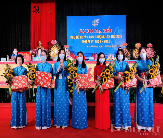 Tặng quà lưu niệm các đồng chí không tái cử.