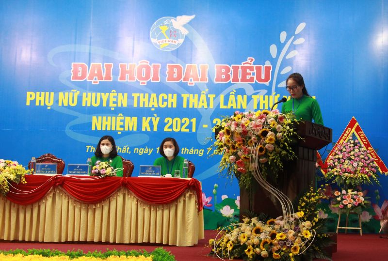 Đồng ch&iacute; Vũ Thị Lệ Quy&ecirc;n - Chủ tịch Hội LHPN huyện tr&igrave;nh b&agrave;y b&aacute;o c&aacute;o của BCH Hội LHPN huyện kho&aacute; XXII