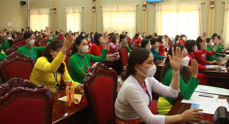 C&aacute;c đại biểu dự đại hội biểu quyết nhất tr&iacute; bầu BCH Hội LHPN huyện kho&aacute; XXIII