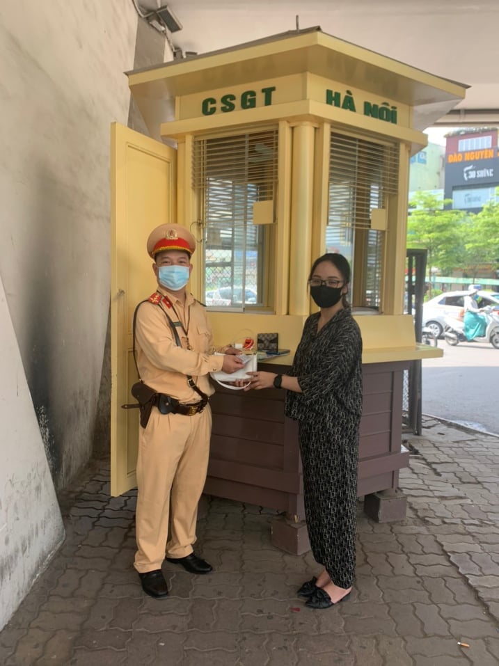 Chị Đặng Thị Ngọc Huyền nhận lại tài sản bị đánh rơi