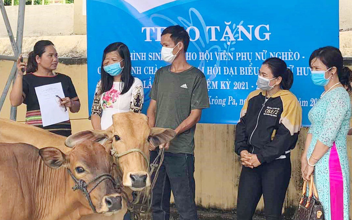 Trao hỗ trợ sinh kế cho phụ nữ ở huyện Kr&ocirc;ng Pa, tỉnh Gia Lai