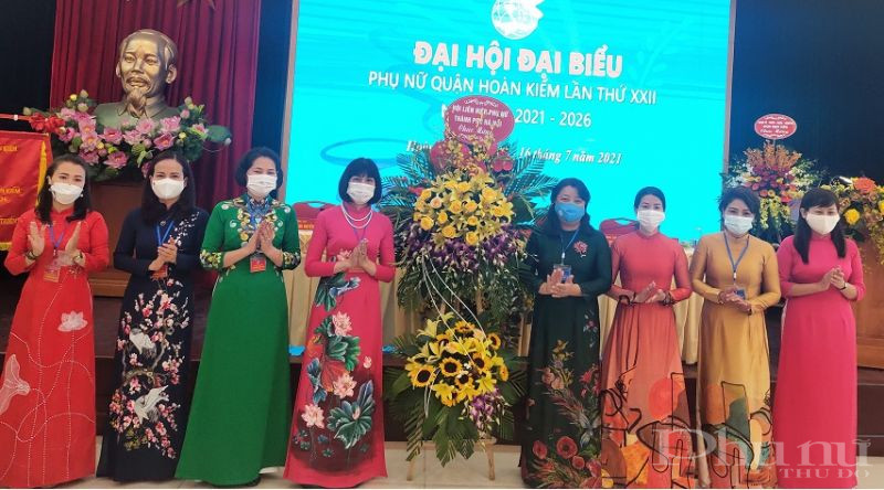 Hội LHPN H&agrave; Nội tặng hoa ch&uacute;c mừng Đại hội