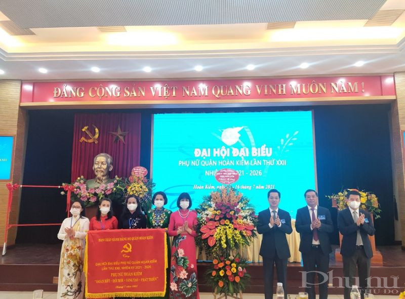 L&atilde;nh đạo Quận ủy Ho&agrave;n Kiếm tặng hoa v&agrave; bức trướng cho Đại hội