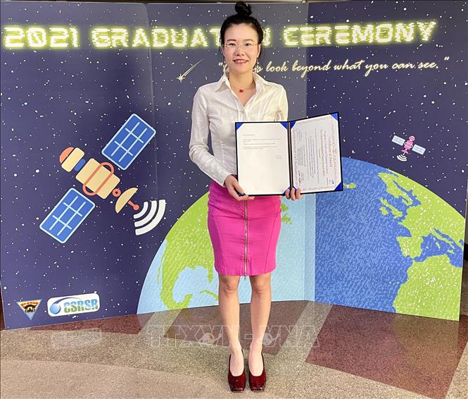 Tiến sỹ Nguyễn Kim Anh b&ecirc;n giải thưởng quốc tế cho c&ocirc;ng tr&igrave;nh nghi&ecirc;n cứu của m&igrave;nh.