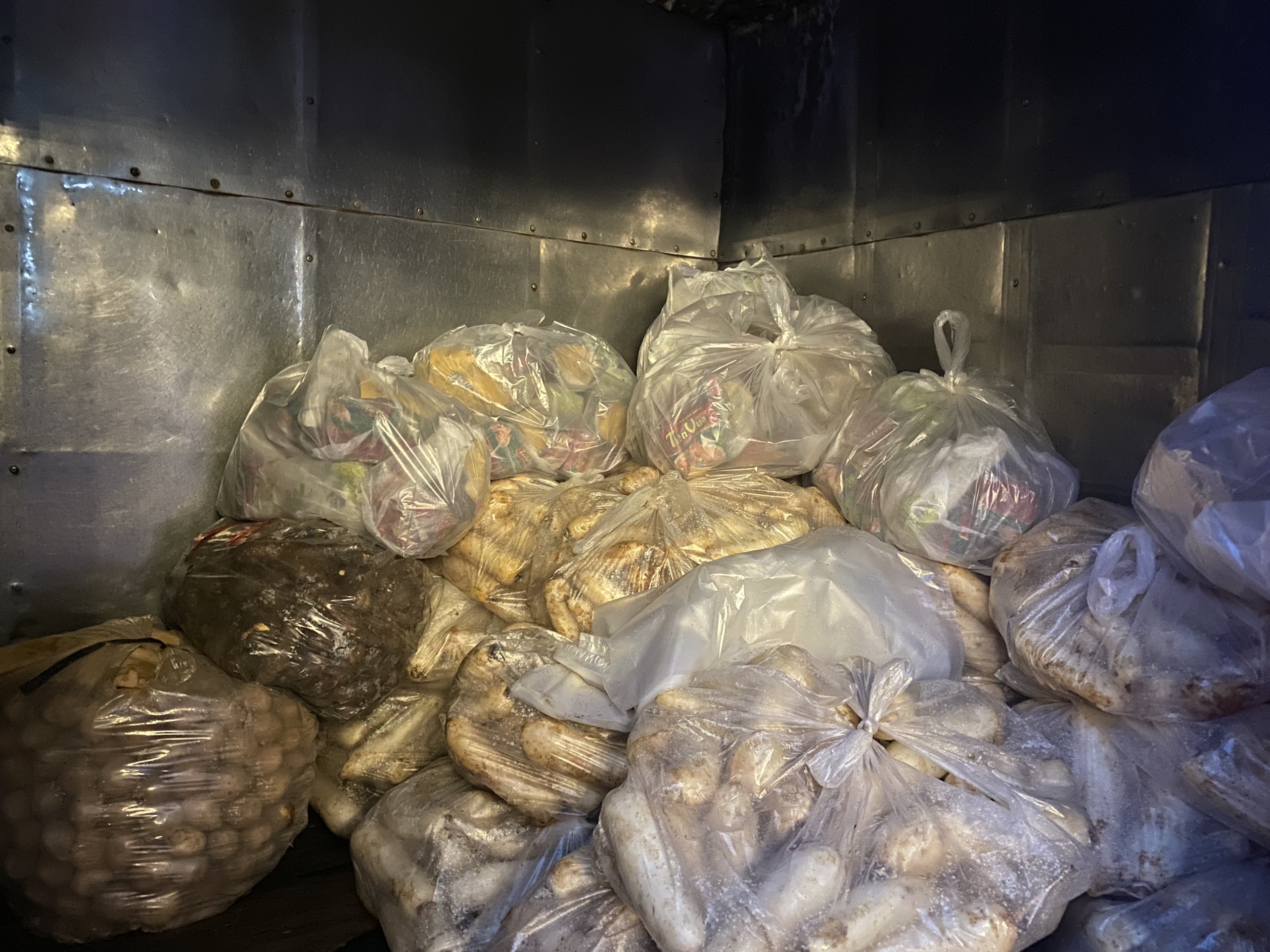 Hàng hóa là những thực phẩm thiết thực hàng ngày