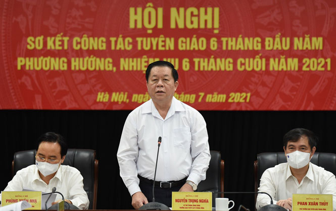 Trưởng ban Tuyên giáo Trung ương Nguyễn Trọng Nghĩa phát biểu chỉ đạo tại hội nghị.