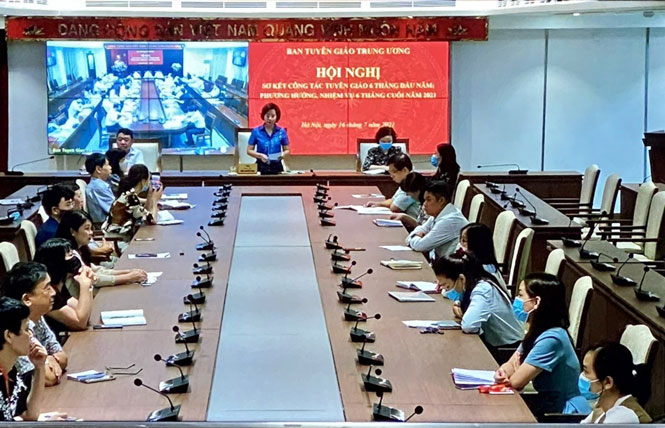 Trưởng ban Tuyên giáo Thành ủy Hà Nội Bùi Huyền Mai phát biểu tại điểm cầu Hà Nội.