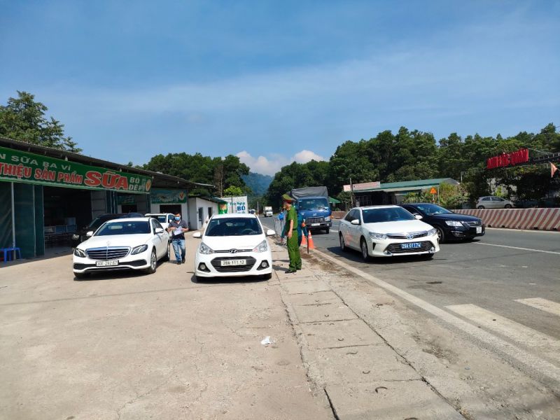 C&aacute;c lực lượng l&agrave;m nhiệm vụ tại chốt trong thời tiết nắng n&oacute;ng.