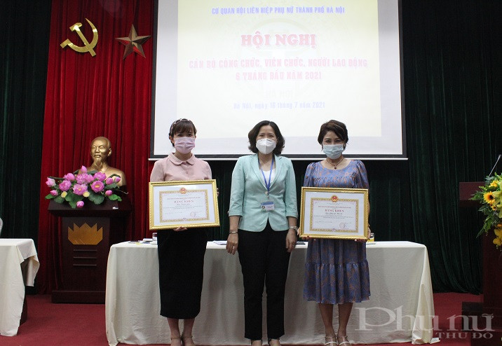 Đồng ch&iacute; L&ecirc; Kim Anh - B&iacute; thư Đảng Đo&agrave;n, Thủ trưởng cơ quan Hội LHPN H&agrave; Nội tặng