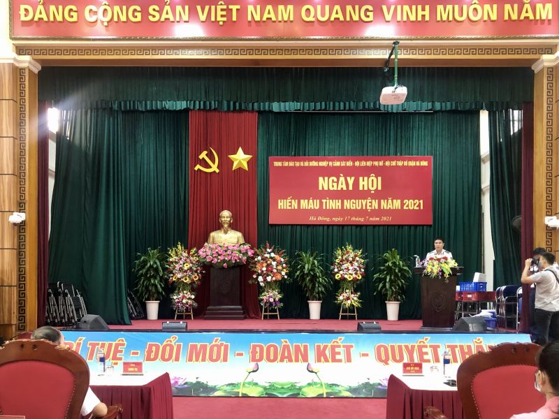 Quang cảnh Ngày hội hiến máu tình nguyện. Trong ảnh: Đồng chí Đại tá Đàm Đức Hoan phát biểu khai mạc Ngày hội